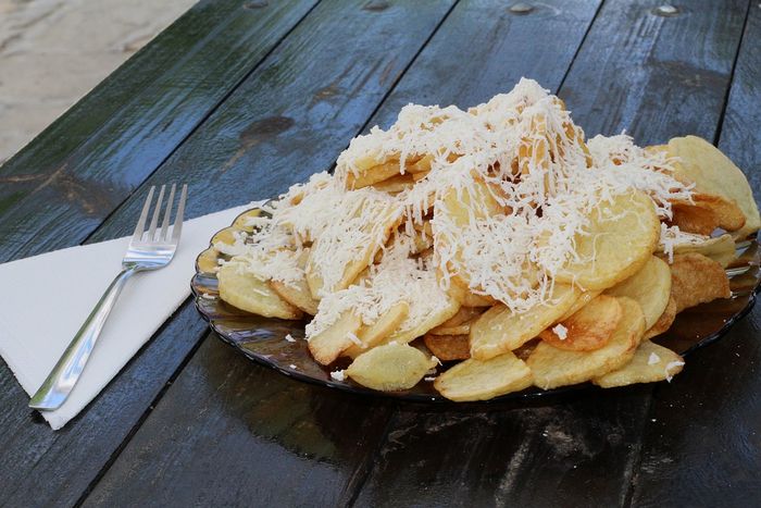 Жареная картошка с сыром