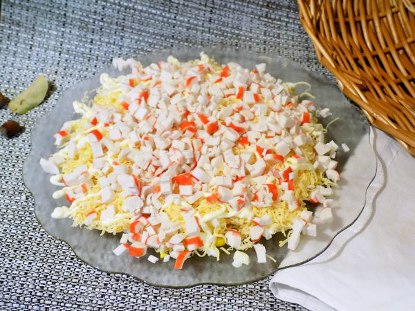 Крабовый салат слоями - пошаговый рецепт