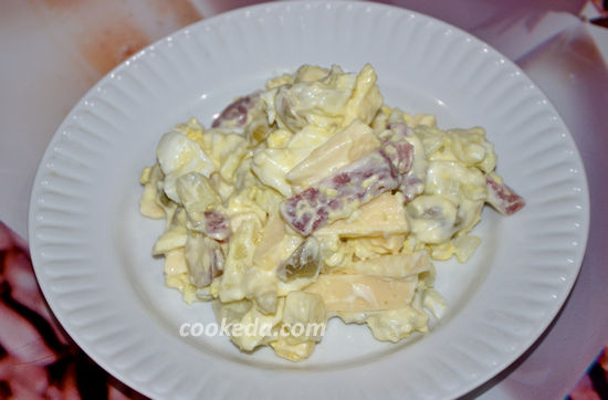 Нежный салат с копченой колбасой, сыром и яйцом