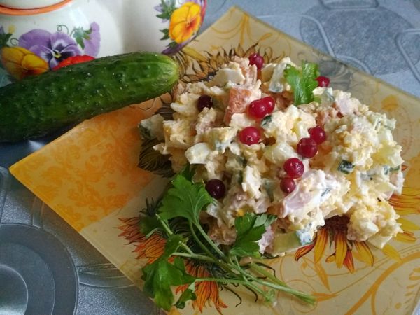 Салат из огурцов с копченой курицей - пошаговый рецепт