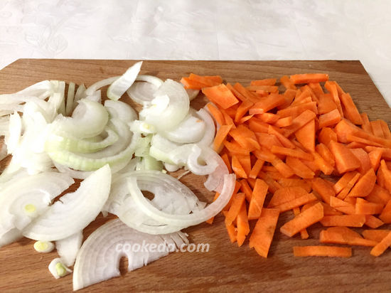 Морковь и лук нарезаем брусочками.