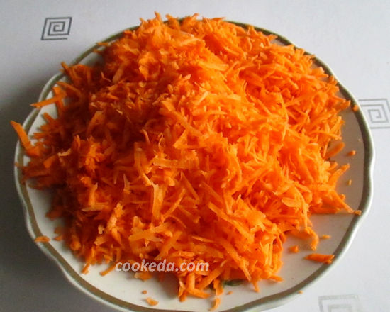 Натрите морковку на средней тёрке