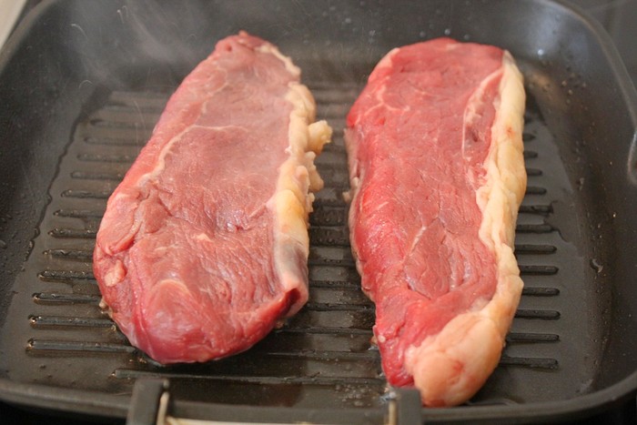 Как пожарить говядину на сковороде - антрекот из говядины