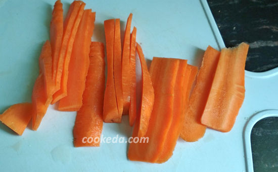 Очищенную морковку вымыть и порезать