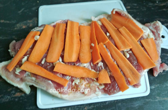 Разложить дольки моркови по поверхности заготовки