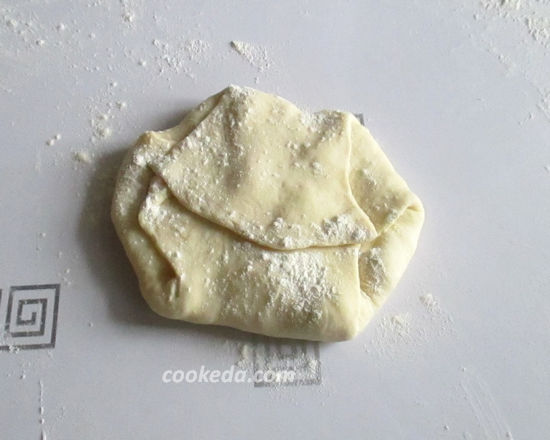 Сформировать лепешки с сыром и картошкой на сковороде