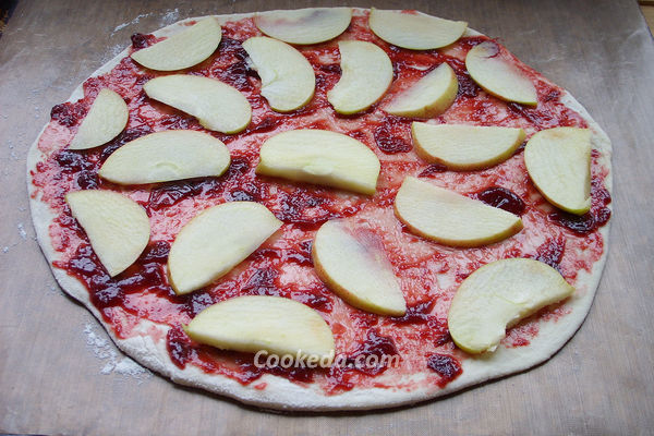 Выкладываем на тесто для пиццы поверх варенья яблоки