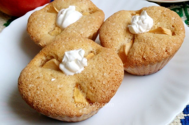 Бисквитные кексы с яблоками в духовке - пошаговый рецепт
